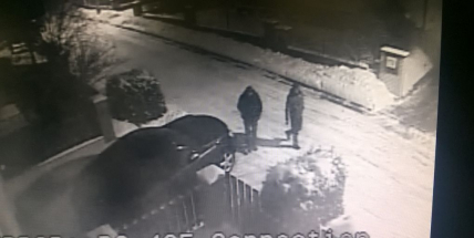 Policie pátrá po pachatelích, kteří vykradli auto v Březnici