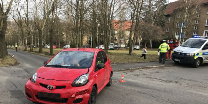 U Chmelnice se srazily dva osobní vozy, viník nehody z místa utekl