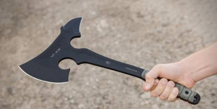 Muž se sekerou ohrožoval obsluhu čerpací stanice