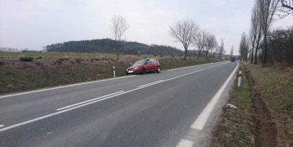 U Dublovic havaroval osobní automobil s nákladním, ten z místa nehody ujel.
