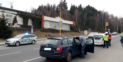 Nehoda tří vozů komplikuje provoz v Husově ulici