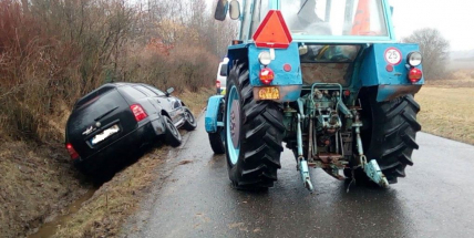 U Narysova skončilo auto v příkopu