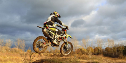 Ze sedlčanské Kotliny někdo o víkendu ukradl tři crossové motorky