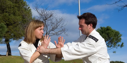 Kurzy sebeobrany pro ženy se letos konají dvakrát a jsou zdarma