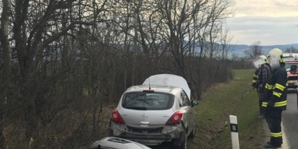 Auto u Vranovic skončilo v příkopu