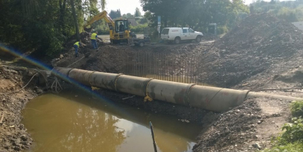 Most přes Litavku padl, voda teče rourou