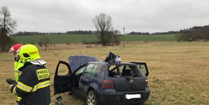 Hasiči u Březnice vyprošťují zaklíněnou osobu z vozu, který se třikrát přetočil přes střechu