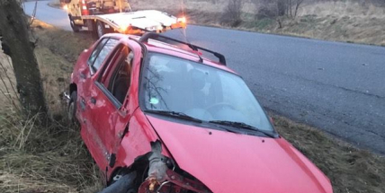 U Narysova řidička nezvládla řízení a skončila v příkopu, vůz už vytahují