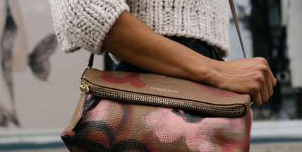 Neznámý zloděj ukradl ženě kabelku se šperky těsně před domem