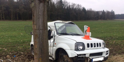 Řidička u Smetanovy Lhoty na Písecku dostala smyk a skončila ve stromu
