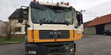 Tomu se říká láska, nákladní vůz si přijel pro svého řidiče až do rodinného domu