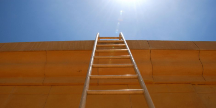 Z žebříku chtěl vykrást balkon, pozorný občan ho zadržel