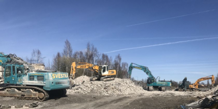 Stavbaři na D4 odklízejí zbytky zdemolovaného mostu