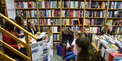 Studenti svatohorského gymnázia lákají děti ke čtení