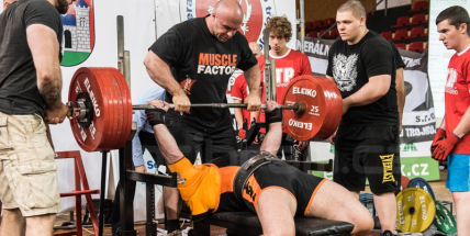 Sokolovna bude o víkendu patřit silákům a těžkým činkám
