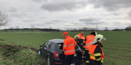 AKTUÁLNĚ: Poblíž Vrančic se otočilo auto přes střechu, řidič skončil v nemocnici