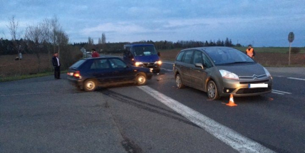 Nehoda dvou vozů uzavřela jízdní pruh na silnici 4 u Milína