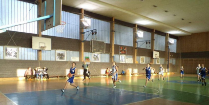 Do konce září bude mít tělocvična na Březových Horách novou podlahu