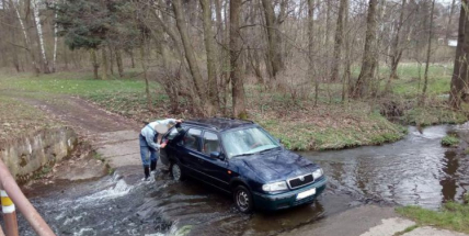 Policie ztotožnila muže, který si myl auto v lesoparku