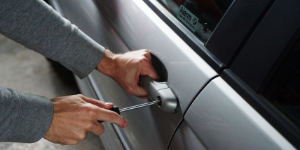 Ukradli auto i herní konzoli