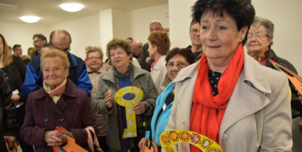 Obyvatelé Komunitního domu seniorů si včera převzali symbolické klíče od svých bytů