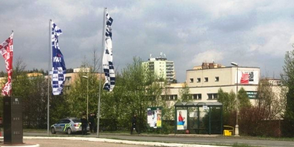 Policie prověřuje podezřelý batoh v Brodské ulici