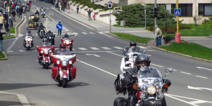 Motorkářskou sezónu zahájil tradiční přejezd nejkratší Route 66 na světě