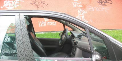 Zloděj vykradl auto před kulturním domem