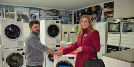 Výherkyně si převzala sušičku prádla Beko