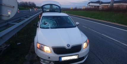 Dopravní značení zkomplikovalo cestu řidiči Octávie na dálnici D4, netrefil se