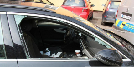 Další vykradené auto, v ulici Okružní přišel řidič o 140 tisíc