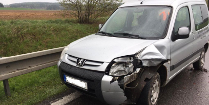 Nad Milínem se srazily dva osobní vozy