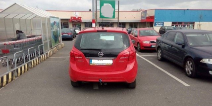 Čím menší auto, tím víc místa kolem sebe potřebuje