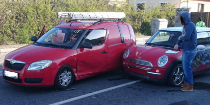 Nehoda dvou vozů v Rožmitálské ulici způsobuje dopravní kolaps