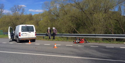 Srážka dodávky a motocyklu u Rožmitálu si vyžádala zranění