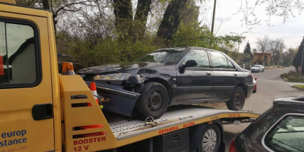 Avie Technických služeb nacouvala do osobního vozu