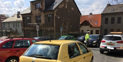 Nehoda v Riegrově ulici téměř ucpala průjezd centrem