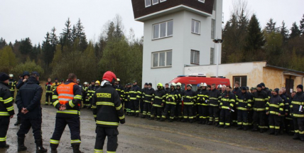 Taktické cvičení v CHKO Brdy s reálnou simulací výbuchu munice prověřilo 200 hasičů