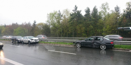 Cestu do Prahy komplikuje srážka tří osobáků a kamionu