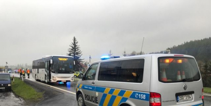 AKTUÁLNĚ: Srážka busu s chodcem v Dubenci ucpala D4 v obou směrech