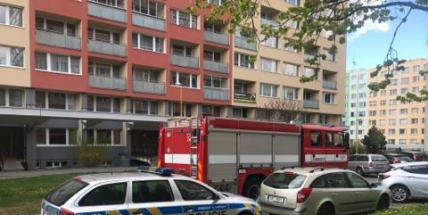 AKTUÁLNĚ: Policie evakuuje několik obyvatel z panelového domu na Rynečku, čeká se na příjezd pyrotechnika