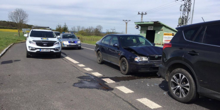 Nehoda dvou vozů blokuje jízdní pruh u Višňové