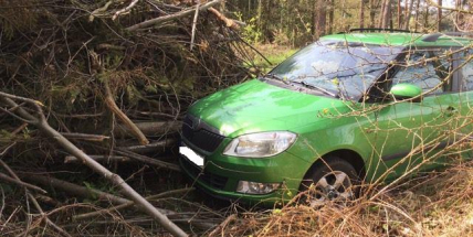 Aktuálně: Na Výfuku došlo ke střetu dvou vozů, jedno z nich skončilo v poli