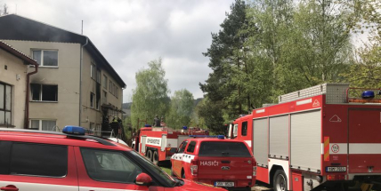 Právě teď: Požár bytového domu v Předním Chlumu