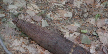 Nalezený dělostřelecký granát odvezl na policii a nechal ho před vchodem