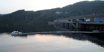 V sobotu likvidovali hasiči na Orlíku únik paliva z lodi