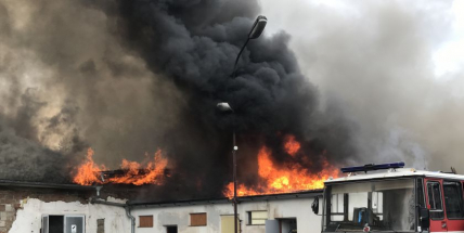 AKTUÁLNĚ: V Březnici hoří v objektu Technických služeb, hasiči hledají ohnisko požáru