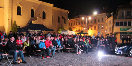 I přes nepříznivé počasí sledovaly hokej na náměstí stovky lidí