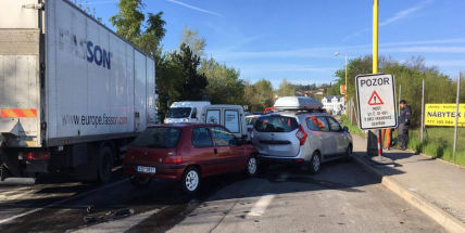 Aktuálně: Hromadná dopravní nehoda pěti aut ucpala Evropskou ulici v Příbrami