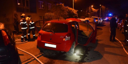 V noci na dnešek došlo k úmyslnému zapálení vozu ve Školní ulici
